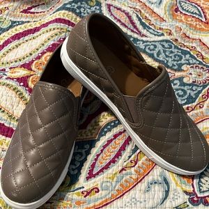 Sole mountain sz 8 slip on shoes Grayish/taupe color quilted pattern